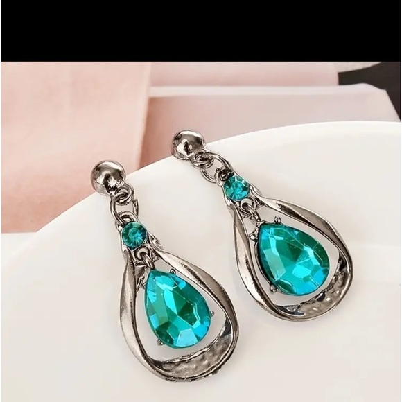 Water Drop Shape Shiny Faux Gemstone Elegant Pendant Necklace & Stud Earrings - Picture 2 of 4